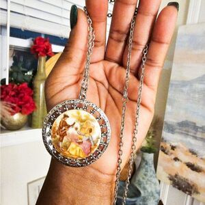 New VTG Fragonard Courting Couple Porcelain Camero Mirror Pendant Necklace.